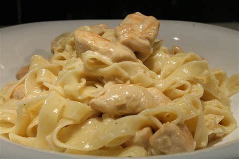 Chicken Alfredo tejszínes csirkés tészta Nemzeti ételek receptek