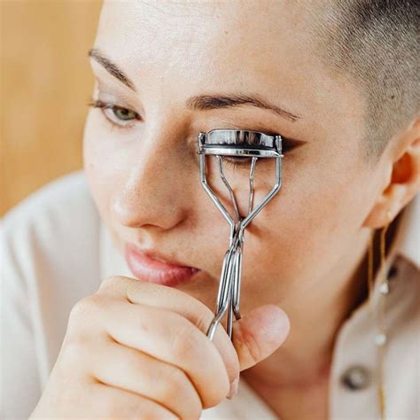 How To Curl Your Eyelashes Three Easy Ways Beautystack