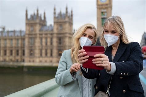 Turistas Visitando A Cidade E Usando M Scara De Viagem Foto Gr Tis