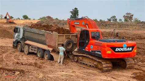 Technical Operator Excavator Expert Push Up Getting Stuck Of Dump Truck