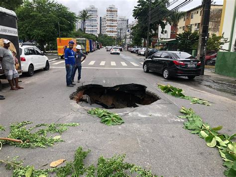 Ap S Forte Chuva Cratera Enorme Se Abre Em Rua Do Imbu Em Salvador