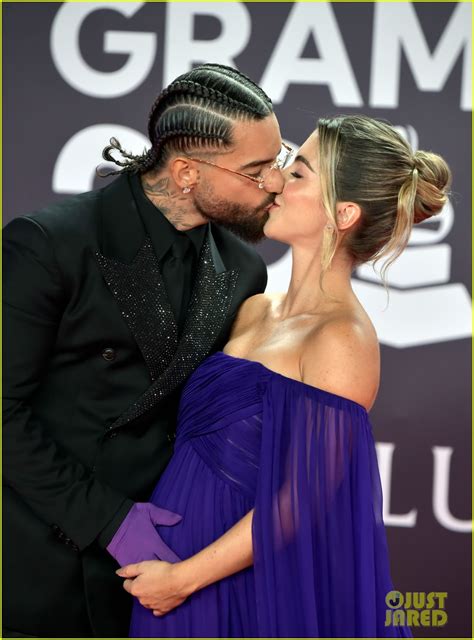 Maluma Kisses Girlfriend Susana Gomez's Pregnant Belly at Latin Grammy ...