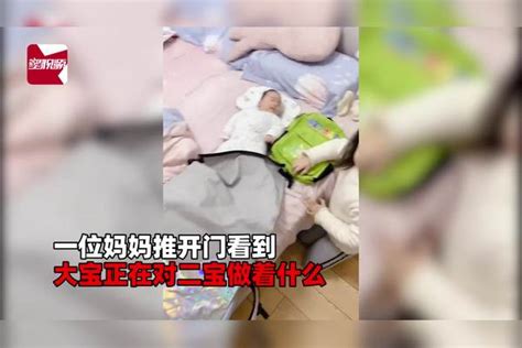 妈妈推门查看俩娃，姐姐竟在“打包”弟弟去学校，说出原因扎心了