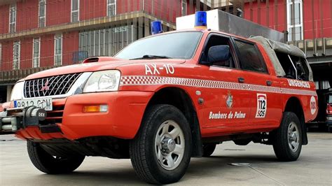 El Incendio De Unos Contenedores Calcina Una Fachada Y Da A Coches En