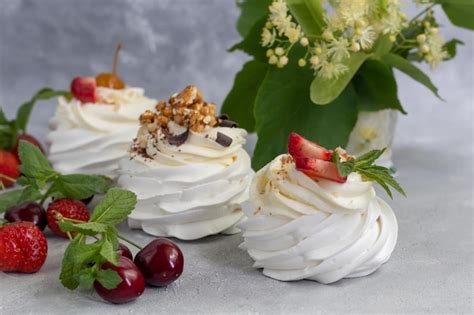 Tortas De Merengue De Pavlova Con Crema Batida Y Hojas De Menta De