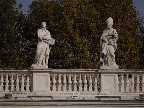 Basílica de san pedro roma detalle de la estatua en el techo de las