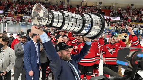 Les Voltigeurs remportent le trophée Gilles Courteau Couverture en