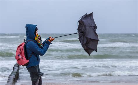 Ostrzeżenia pogodowe IMGW Wichury w weekend Porywy wiatru 100 km h na