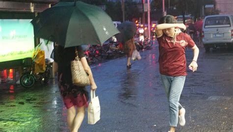 男子暴雨中喝酒：车贷房贷压力大 今当地仍有较强降雨 天气网