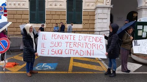 No Ai Cassoni Nel Porto Di Pra E I Comitati Scrivono Anche A Papa