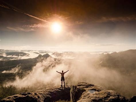 Un Joven De Pie En El Borde Celebra Haber Llegado A La Cima Del Mundo