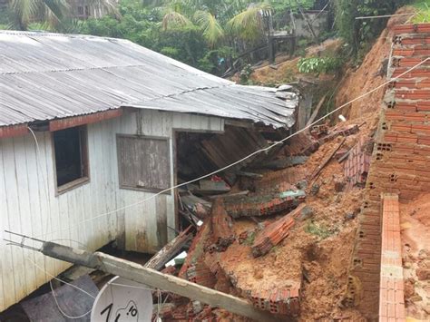 G1 Avenida vira rio e casa desaba após forte chuva em Cruzeiro do