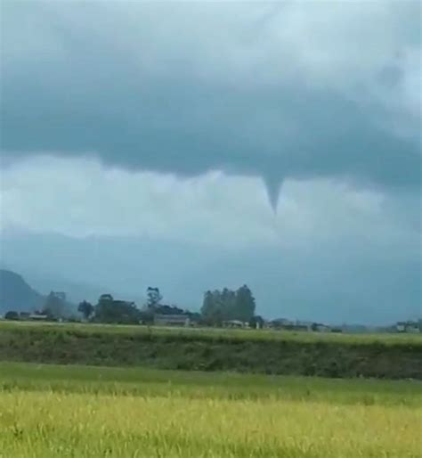 Vídeo Nuvem funil chama a atenção no céu de Forquilhinha TN Sul