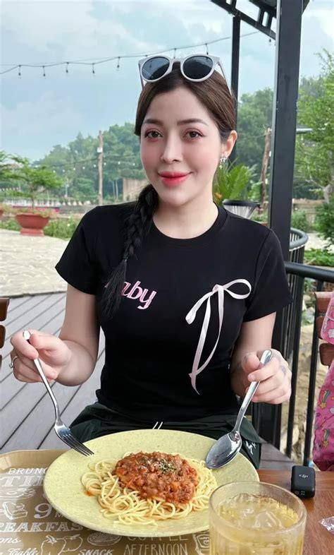 Ngắm nhìn hình ảnh Linh Barbie cute mặc bikini cực xinh