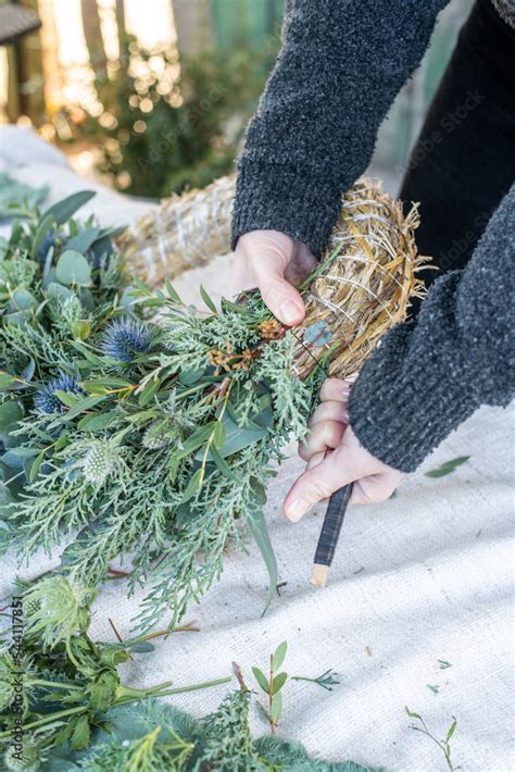 Kranz Binden Mit Eukalyptus Distel Mimose Und Zypresse Adventskranz