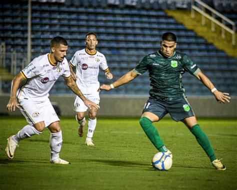 Ferroviária goleia Floresta e conquista a primeira vitória na Série C