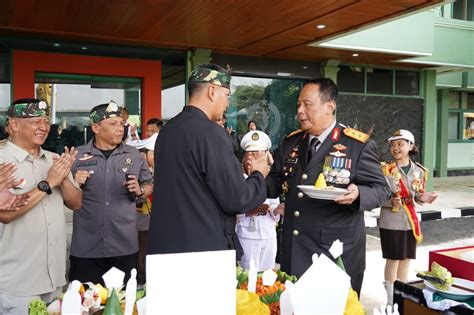 Dalam Rangka Hut Tni Ke Kapolda Jabar Berikan Kejutan Kue Ulang