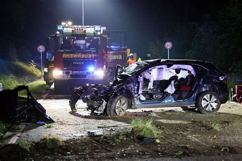 Landkreis Main Spessart Auto Prallt Gegen Baum Beifahrerin