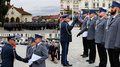 Wi To Policji W Zakliczynie By Y Odznaczenia I Awanse Na Wy Sze