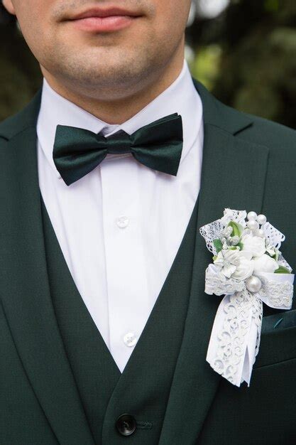 Un Hombre De Traje Con Corbata De Lazo Y Boutonniere Foto Premium