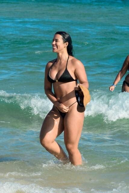 Ex BBB Larissa Tomásia curte dia de sol em praia do RJ