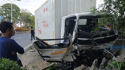 Breaking News Truk Si Cepat Express Tabrak Mebel Hingga Ringsek Di