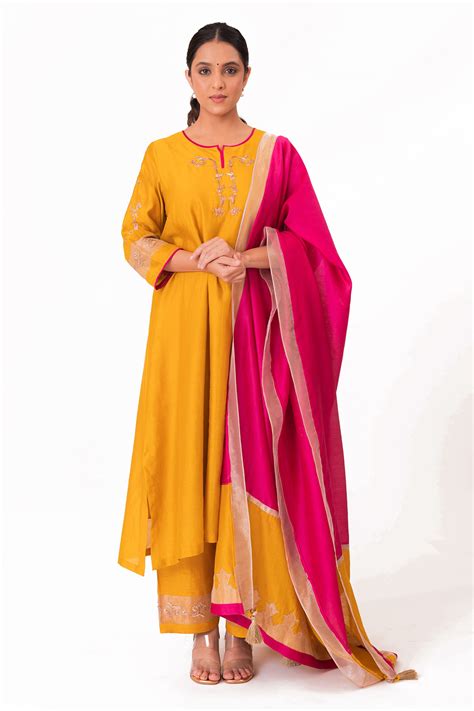 Buy Gold Kurta Chanderi Silk Embroidered Thread Placement Pant Set For