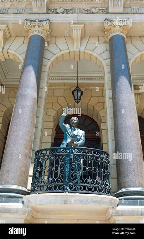 Statue de Nelson Mandela sur le balcon de l hôtel de ville le Cap le