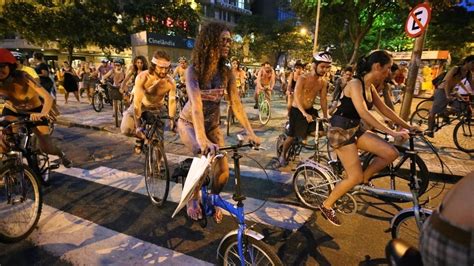 Fotos Ciclistas Fazem Bicicletada Pelada No Rio Uol