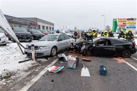 Drei Beteiligte Fahrzeuge Bei Schweren Verkehrsunfall