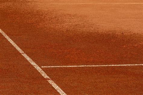 Riego O Humectación De La Cancha De Tenis De Tierra Batida La Superficie De Las Líneas Que