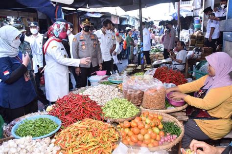 Pantau Harga Dan Stok Bahan Pokok Di Pasar Bupati Stok Aman