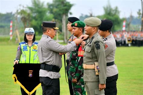 Di Bawah Guyuran Hujan Polda Sumut Gelar Apel Pasukan Ops Mantap Brata