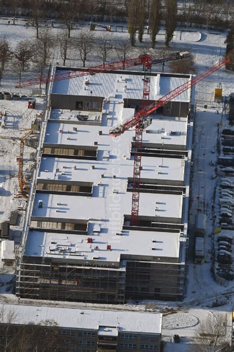 Luftbild Berlin Winterluftbild Baustelle zum Neubau des Schulgebäudes