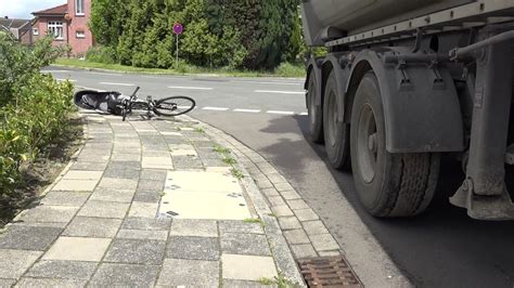 Papenburg Radfahrerin Schwebt Nach Unfall Mit Lkw In Lebensgefahr