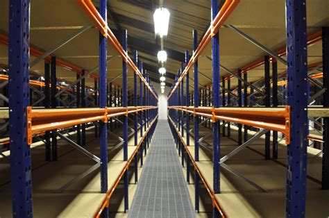 Magazijnrekken Met Tussenvloeren Werken In De Hoogte Cln Racking