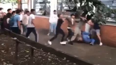 Batalla Campal Entre Estudiantes A La Salida Del Colegio Que Fue