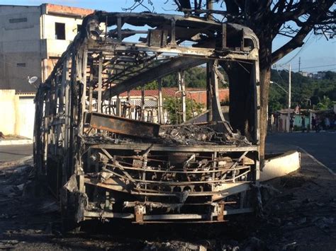 G1 Ônibus é incendiado em Águas Claras e final de linha muda de local