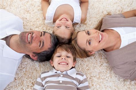 Familia Tendida En El Piso Con Las Cabezas Juntas Foto Premium