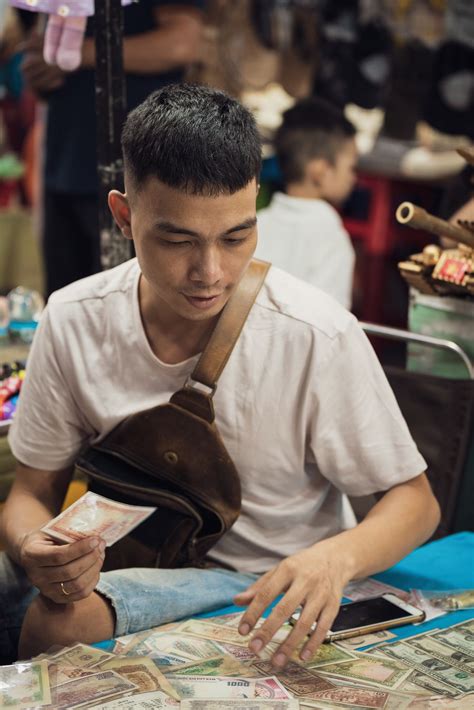 In Đà Nẵng, a Vintage Money Aficionado Forgoes Professorship for Life