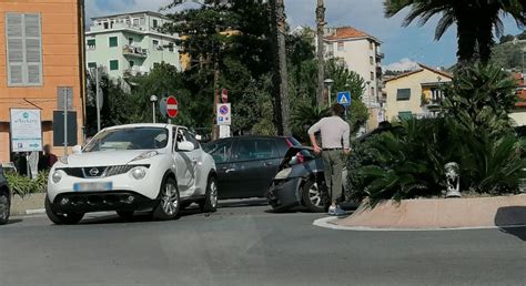 Incidente Tra Due Auto In Piazza Ulisse Calvi A Imperia