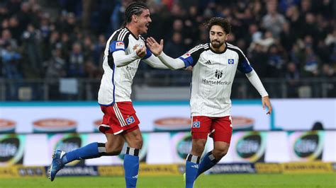 Hsv Bezwingt Schalke Auswärts Bleibt An Der Spitze Dran