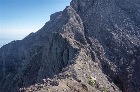 5 Daftar Gunung Di Indonesia Yang Ditutup Pendakiannya Sementara