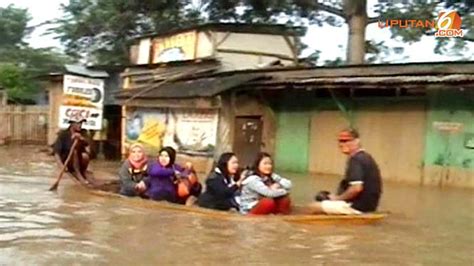 Video Banjir Lagi Warga Kecamatan Di Bandung Naik Perahu News