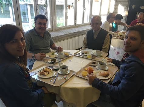 Tres generaciones de miembros desayunando Unión Médica Evangélica