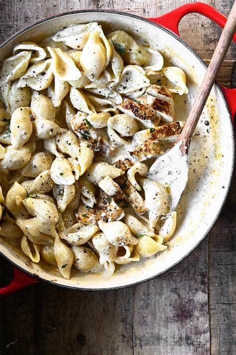 Pasta Met Kip In Romige Zwarte Pepersaus Serving Dumplings