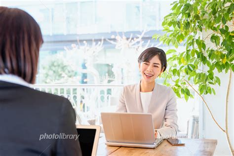 相談して仕事をする2人の女性 写真素材 [ 7086926 ] フォトライブラリー Photolibrary