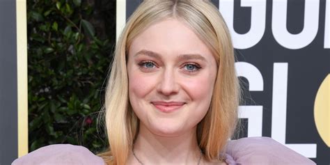 Dakota Fanning Looks So Glam In Her Lilac Gown For Golden Globes 2020