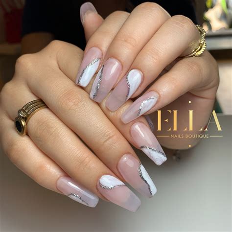 uñas nude largas Uñas blancas Uñas decoradas con plateado Uñas nude