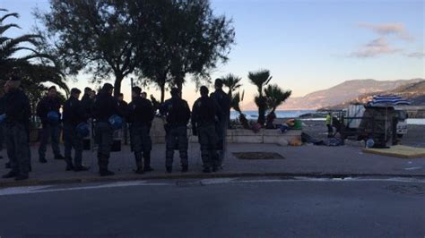 Ventimiglia I Profughi Dalla Spiaggia Alla Chiesa Il Parroco Qui